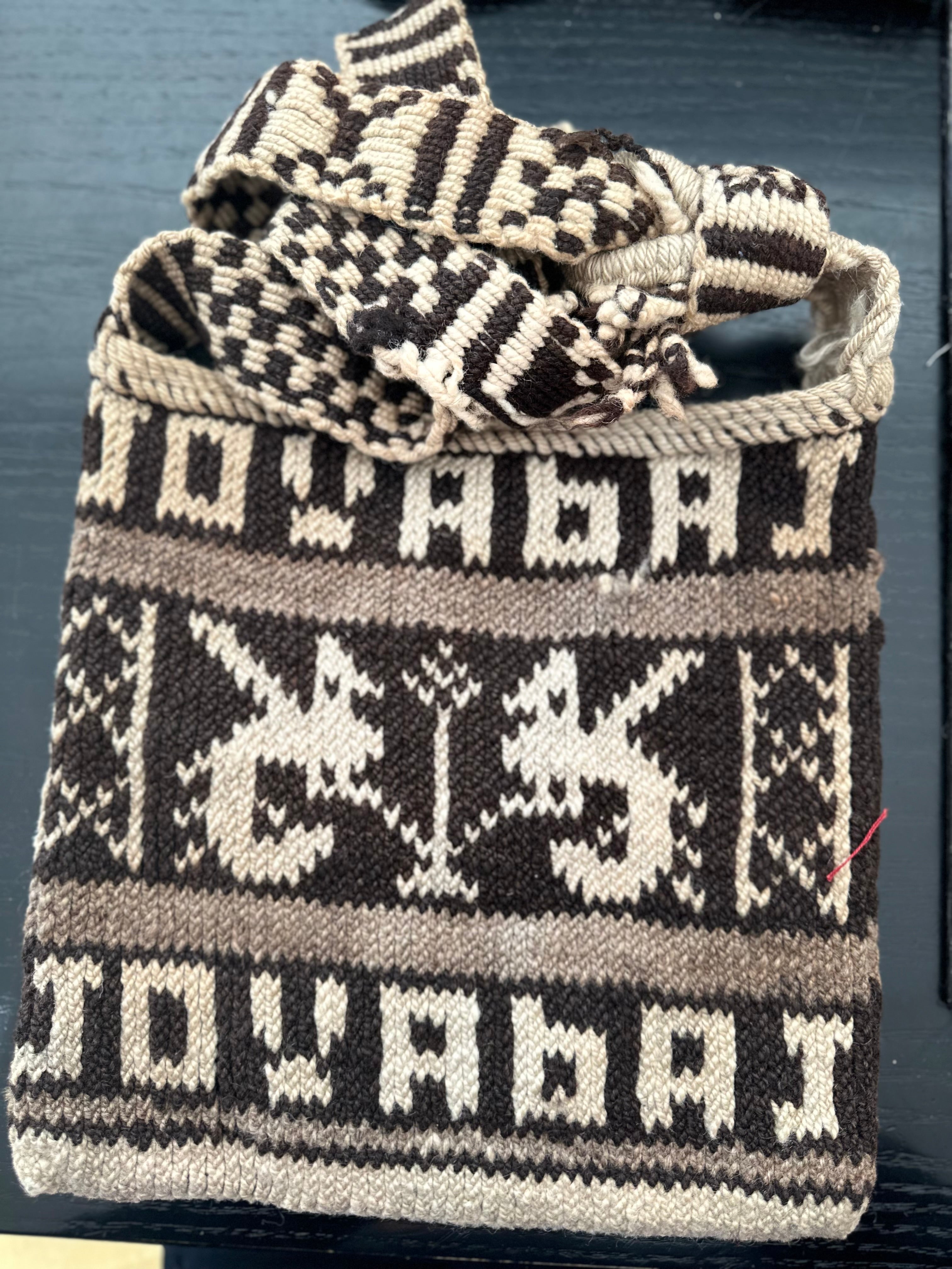 Kleine, alte INDIGENATASCHE